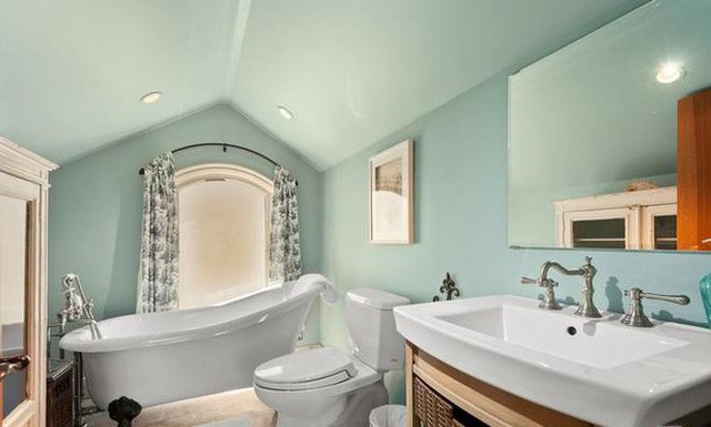 Mỗi phòng tắm mang phong cách khác nhau nhưng đều có nội thất đắt đỏ. Nguồn ảnh: Variety. Video: Lãng phí hàng trăm biệt thự “ma” ở Sài Gòn. Nguồn: VTC1.