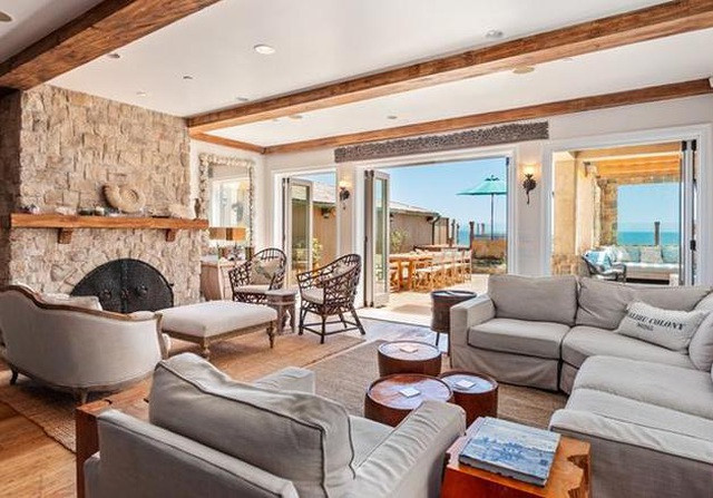 Phòng khách tiện nghi có tầm nhìn hướng biển.