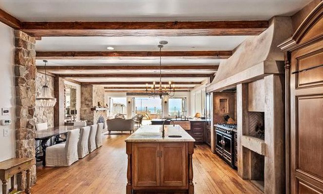 Nhà bếp thông với phòng khách tạo view tuyệt đẹp ra bờ biển.