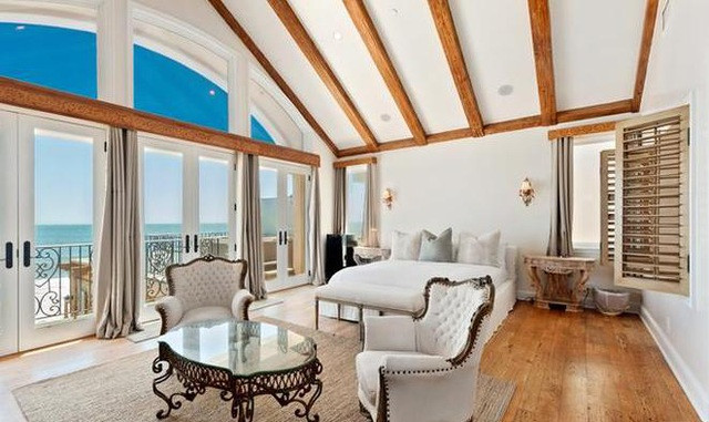 Tầng 2 mang phong cách hiện đại với gam màu trắng chủ đạo.