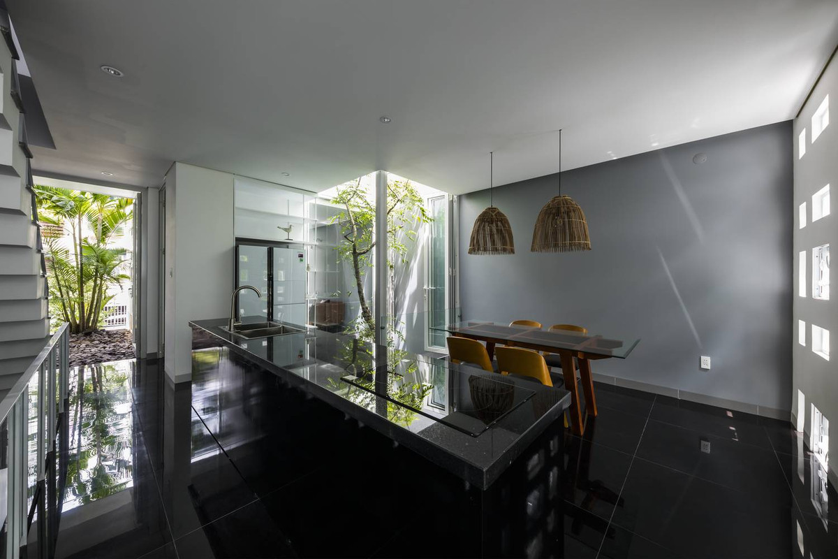 Từ trong bếp, gia chủ có thể nhìn thấy cây xanh ở mọi hướng.