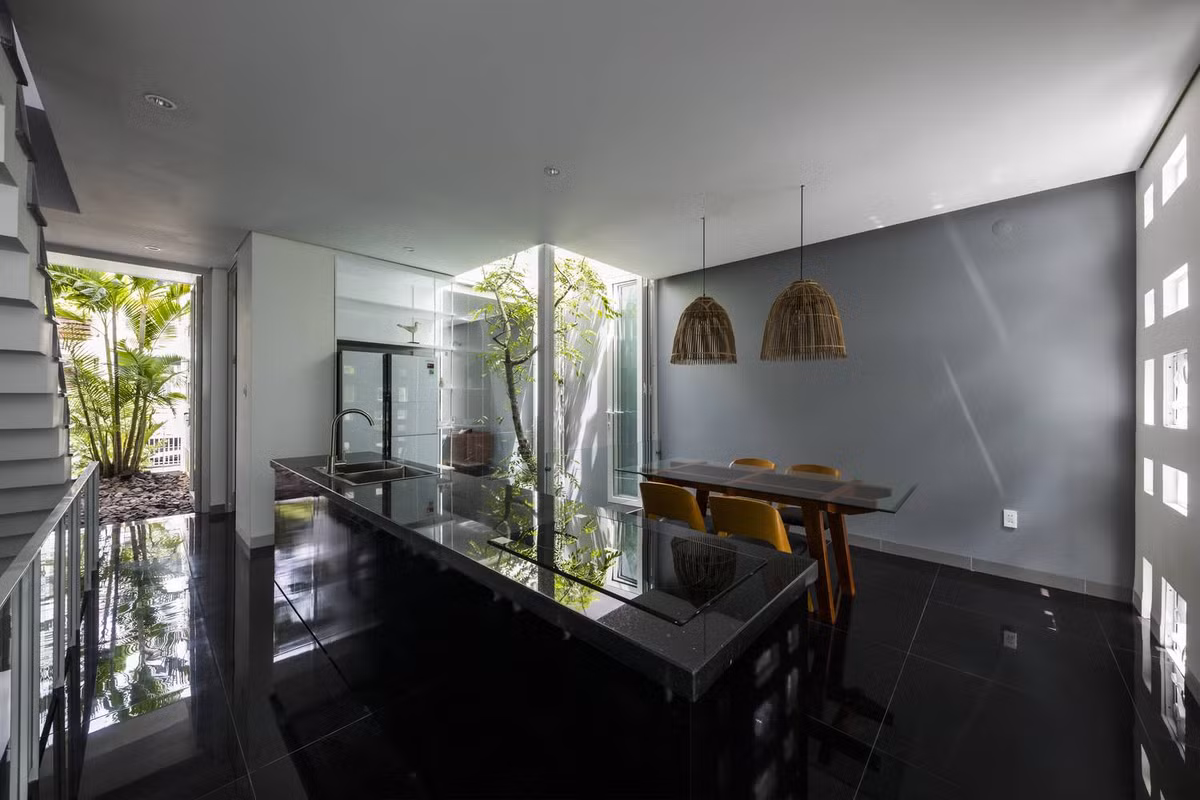 Từ trong bếp, gia chủ có thể nhìn thấy cây xanh ở mọi hướng.