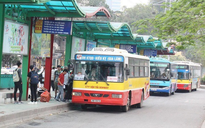 Xe buyt Ha Noi duoc hoat dong tro lai, khach van phai ngoi cach ghe