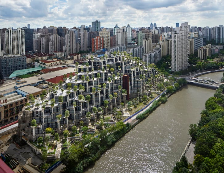 Tòa nhà 1000 Trees của kiến trúc sư người Anh Thomas Heatherwick như một ngọn núi phủ đầy cây ngay giữa đô thị Thượng Hải. Tòa nhà rộng 300.000 m2, trải dài bên một bờ sông.