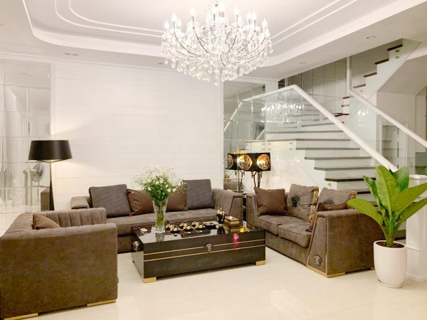 Trong showbiz, đồng nghiệp đặt Quang Hà biệt danh là ca sĩ "sưu tầm sổ đỏ". Anh từng gây “sốc” khi chia sẻ đang sở hữu 13 căn nhà ở TP.HCM và Hà Nội. Ảnh: FBNV.