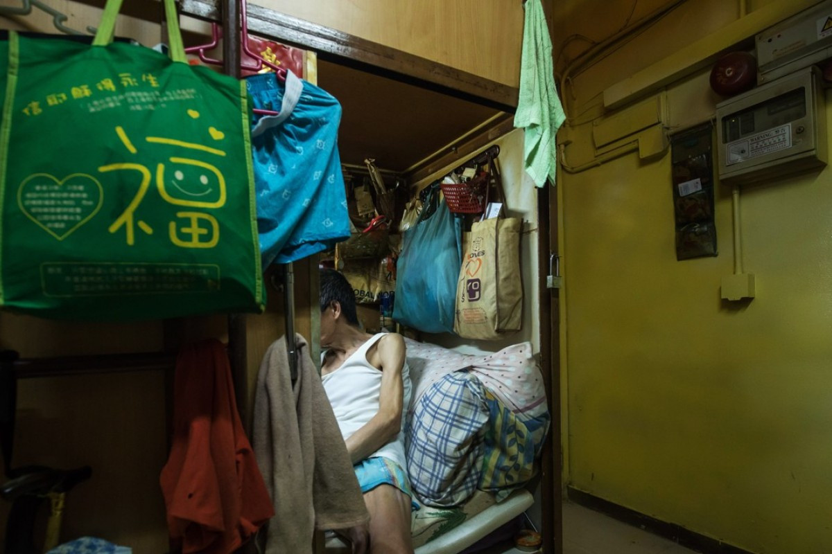 Chỗ ở của ông là một trong số 18 "căn hộ quan tài" ngăn với nhau bằng bức tường gỗ dán, chia nhỏ từ một căn hộ ở Mong Kok.