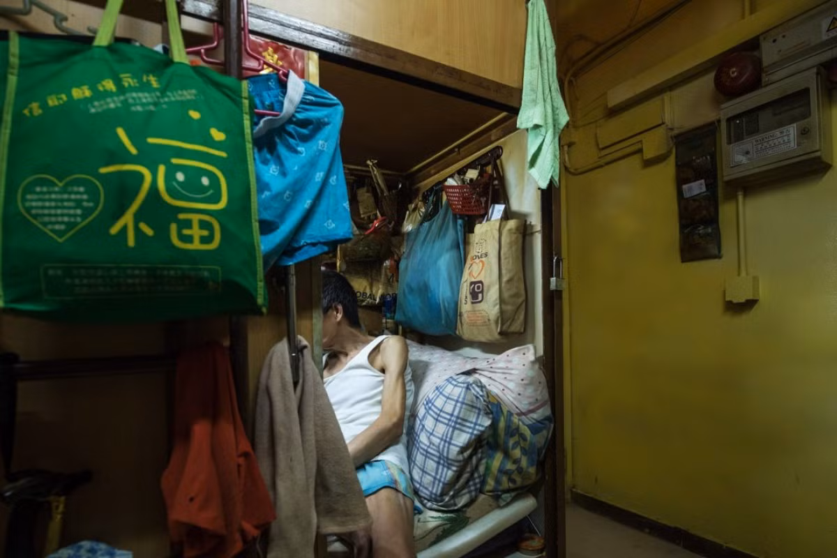 Chỗ ở của ông là một trong số 18 "căn hộ quan tài" ngăn với nhau bằng bức tường gỗ dán, chia nhỏ từ một căn hộ ở Mong Kok.