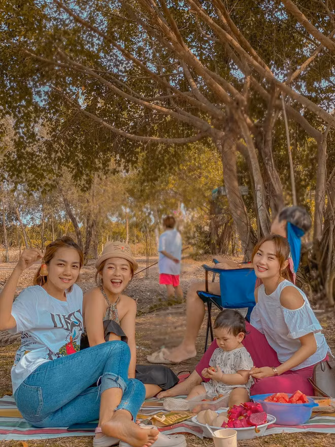 Để trồng được khu vườn này, nữ ca sĩ phải tốn khá nhiều tiền để đầu tư hệ thống nước tưới riêng, lắp vào từng gốc cây và vận chuyển nước ngọt từ thành phố về.