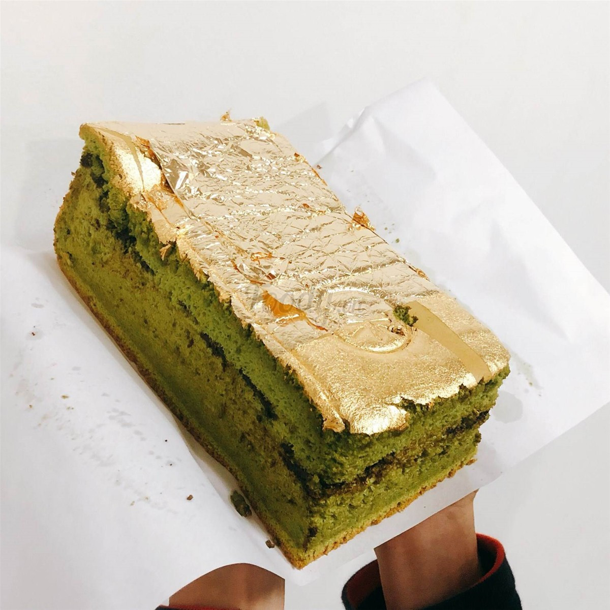 Bánh bông lan dát vàng là sản phẩm của thương hiệu Le Castella. Mỗi chiếc bánh sẽ được dát một lớp vàng mỏng 24k kín một mặt bánh. Và giá cho mỗi chiếc bánh như vậy là 249.000 đồng. Ảnh: Le Castella