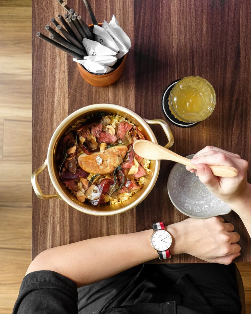 Mỗi phần cơm này có giá 888.000 đồng/nồi cỡ vừa, đủ cho 4 người ăn. Ảnh: Anxoancyrus.