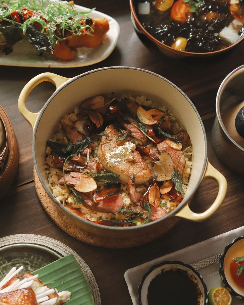 Một nhà hàng chuyên bán các món ăn Hong Kong (Trung Quốc) tại TP.HCM đã khiến nhiều tín đồ ẩm thực tò mò khi đưa vào thực đơn món cơm chiên có giá gần 1 triệu đồng. Ảnh: Anxoancyrus.