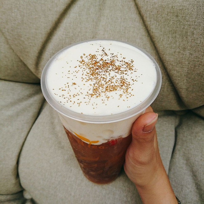 Ngoài giá tiền phải trả cho cốc trà sữa (trung bình từ 40.000-50.000 đồng), khách sẽ phải trả thêm 50.000 đồng nếu muốn thêm vàng lá và 40.000 đồng nếu thêm bột vàng. Đây là một mức giá khá đắt đỏ cho một loại “topping” trà sữa. Ảnh: Internet.