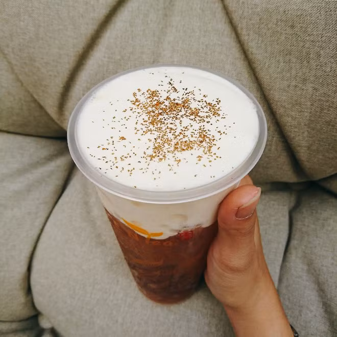 Ngoài giá tiền phải trả cho cốc trà sữa (trung bình từ 40.000-50.000 đồng), khách sẽ phải trả thêm 50.000 đồng nếu muốn thêm vàng lá và 40.000 đồng nếu thêm bột vàng. Đây là một mức giá khá đắt đỏ cho một loại “topping” trà sữa. Ảnh: Internet.