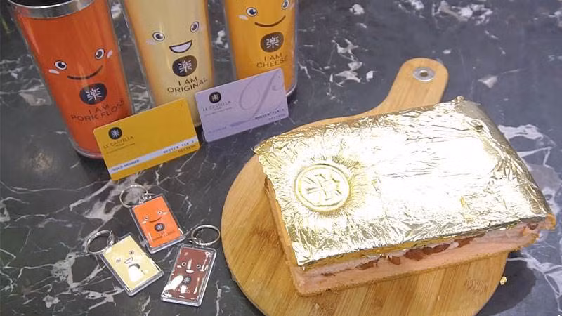 So với phiên bản thông thường thì phiên bản dát vàng này có giá đắt hơn khoảng 100.000 đồng. Ảnh: Le Castella