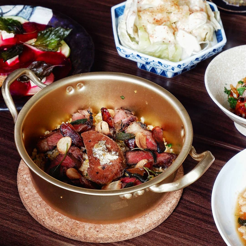 Với tên gọi Cơm chiên Tỷ Phú, món ăn được chế biến từ những nguyên liệu đắt đỏ như gạo Nhật, bò Mỹ Black Angus, gan ngỗng, nấm Truffles, lạp xưởng Hong Kong cùng một miếng vàng dát mỏng phủ lên trên. Ảnh: Damanfood.