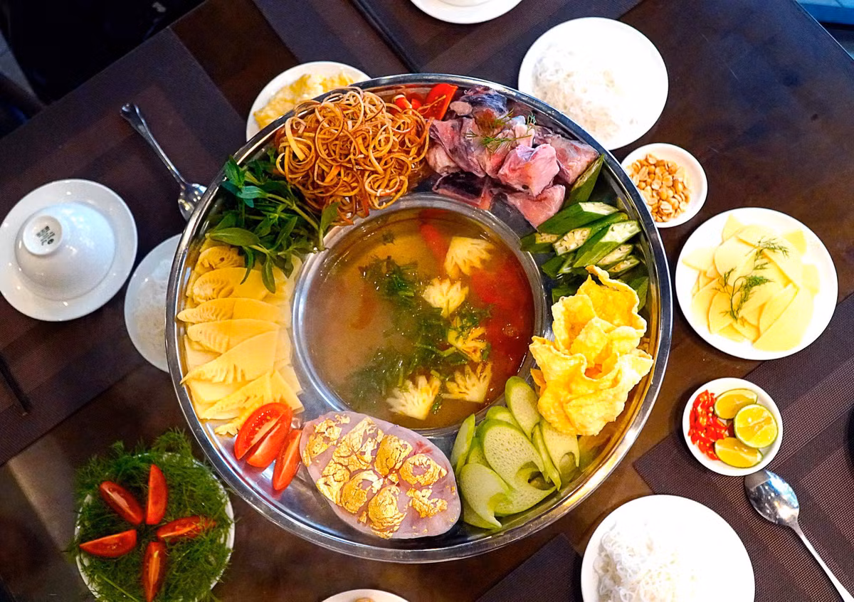 Ở miền Bắc, bạn có thể thưởng thức món lẩu cá dát vàng tại 1 nhà hàng ở Hà Nội. Giá cho mỗi nồi lẩu cá dát vàng là 599.000 đồng. Ảnh: Dân Việt.