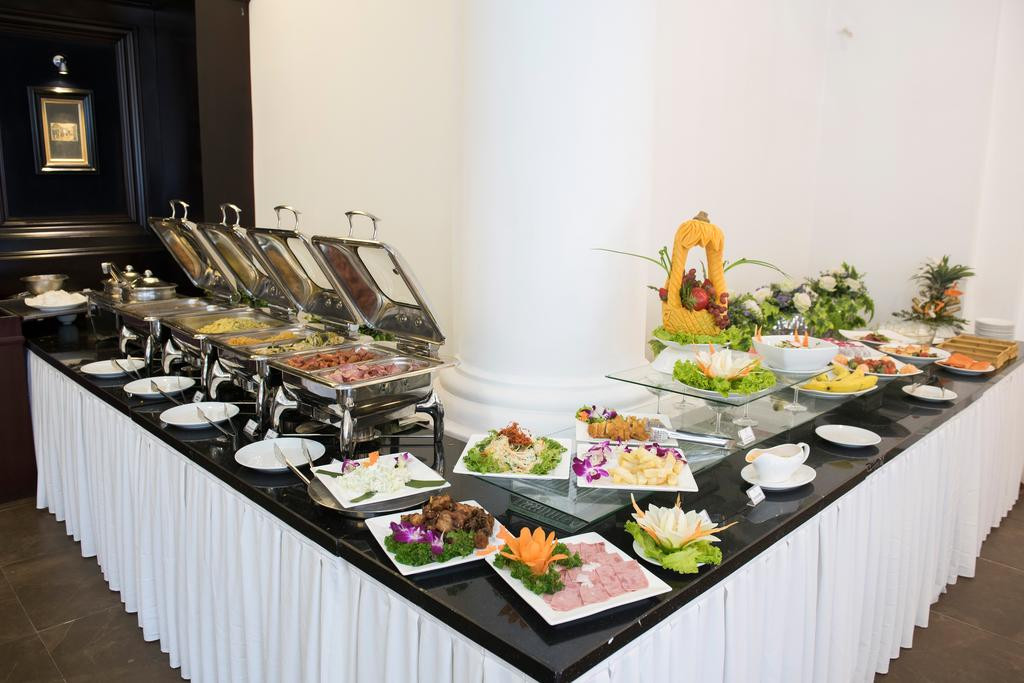 Khách sạn có nhà hàng Việt phục vụ các món ăn địa phương và nhà hàng Pháp. Quý khách cũng có thể thưởng thức các bữa ăn tự chọn cả ngày.