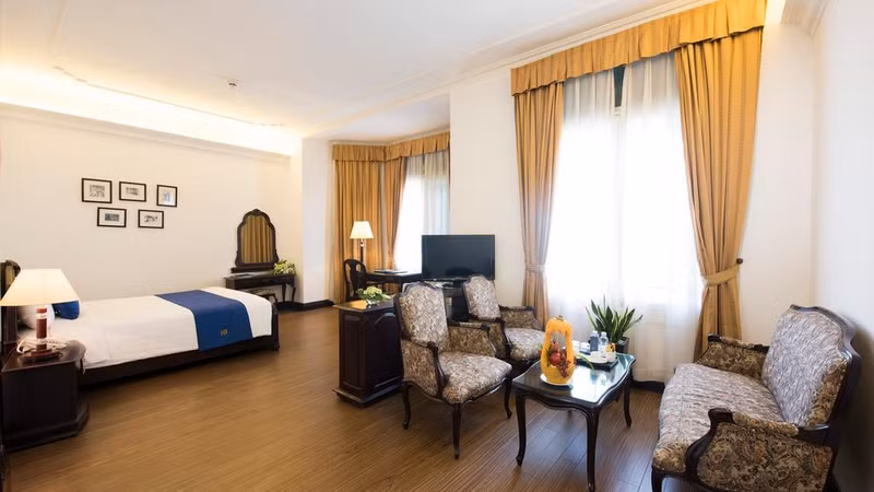 Có địa chỉ tại số 27 Lý Thường Kiệt (Hà Nội), Hoa Binh Hotel có chất lượng phục vụ đạt tiêu chuẩn khách sạn 3 sao.