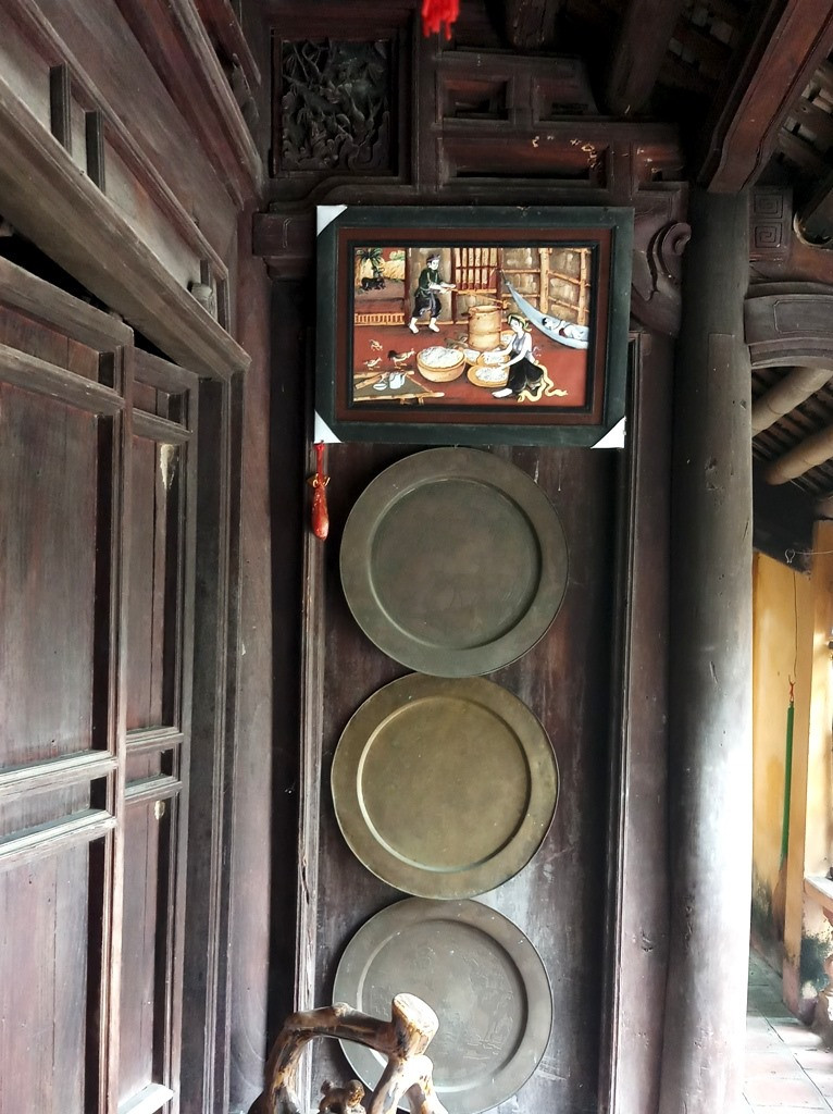 Trong nhà vẫn còn lưu trữ một số mâm đồng thời xưa. Ảnh: Lao động.