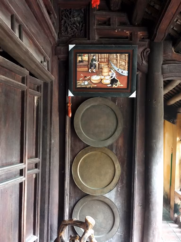 Trong nhà vẫn còn lưu trữ một số mâm đồng thời xưa. Ảnh: Lao động.