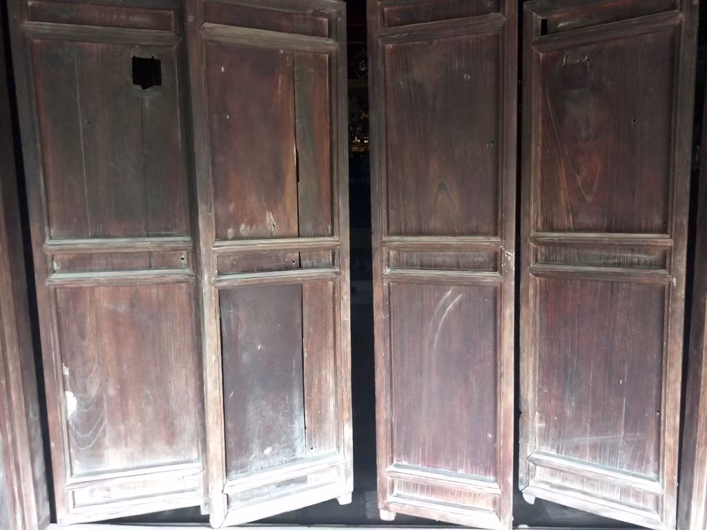 Cửa gỗ không tránh khỏi bạc màu theo thời gian. Ảnh: Lao động.