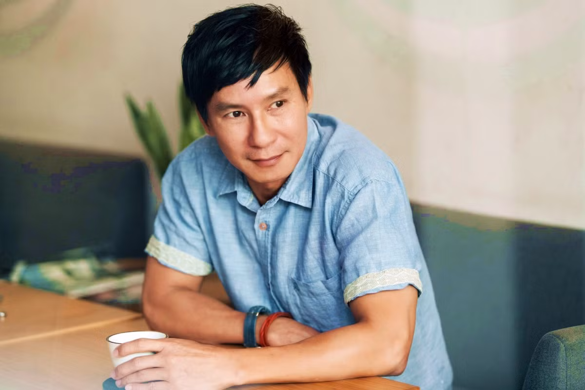 Lúc đầu, nam ca sĩ cùng anh trai mở công ty sản xuất bồn sắt thép, inox đựng xăng dầu, đựng nước thải. Sau một thời gian làm lụng, anh tích lũy được khoảng 400 – 500 triệu đồng, tiếp tục thử sức với kinh doanh bất động sản.