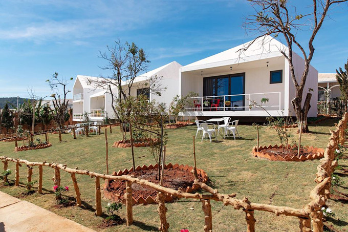 Khu nghỉ dưỡng của Lý Nhã Kỳ với 16 căn villa có view hướng rừng và vườn. Mỗi một villa đều có một khu vườn hoa riêng biệt, đảm bảo độ riêng tư và lãng mạn cho kỳ nghỉ của du khách.