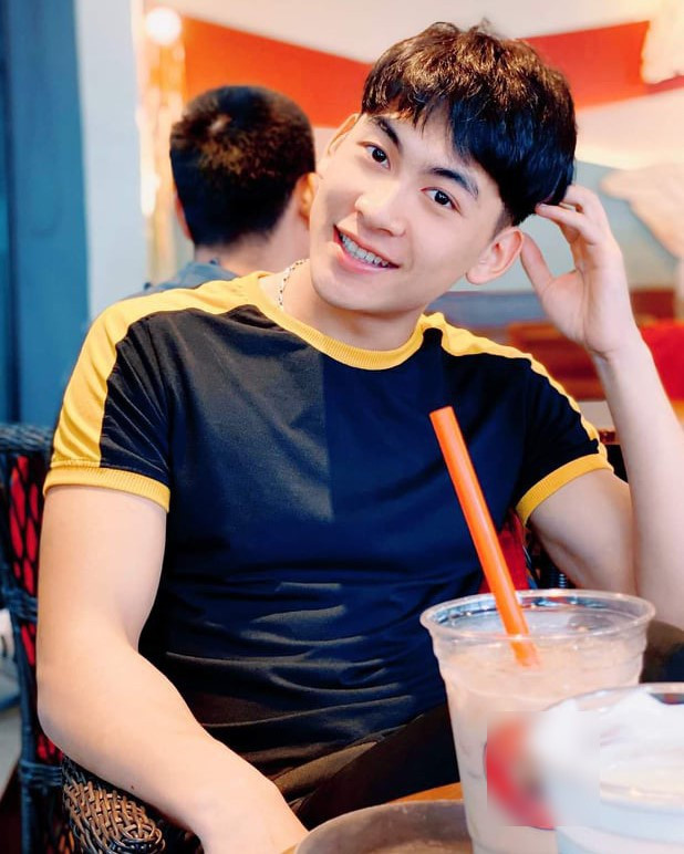 Chiến sĩ 20 tuổi là người đam mê thể thao, xe phân khối lớn và có chút năng khiếu văn nghệ. Thế Văn kể từ khi còn học cấp 3, anh đã tham gia nhiều hội thao và đạt thành tích khá tốt. 9X từng giành giải nhì môn bắn súng dài tại hội thao quốc phòng an ninh dành cho học sinh THPT cấp tỉnh. Anh còn biết chơi cầu lông, tennis, bóng bàn, bơi lội, bóng chuyền. Hiện, Thế Văn cũng đứng tên trong danh sách đội tuyển bóng chuyền của Bộ Tư lệnh Cảnh vệ.