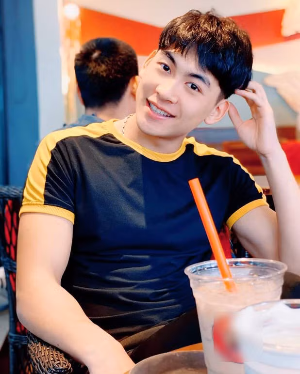 Chiến sĩ 20 tuổi là người đam mê thể thao, xe phân khối lớn và có chút năng khiếu văn nghệ. Thế Văn kể từ khi còn học cấp 3, anh đã tham gia nhiều hội thao và đạt thành tích khá tốt. 9X từng giành giải nhì môn bắn súng dài tại hội thao quốc phòng an ninh dành cho học sinh THPT cấp tỉnh. Anh còn biết chơi cầu lông, tennis, bóng bàn, bơi lội, bóng chuyền. Hiện, Thế Văn cũng đứng tên trong danh sách đội tuyển bóng chuyền của Bộ Tư lệnh Cảnh vệ.