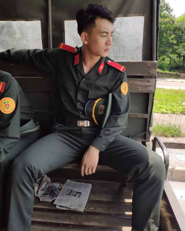 Nói với Zing, anh chàng sinh năm 1999 cho hay đang công tác có thời hạn tại Trung đoàn 600 Bộ Tư lệnh Cảnh vệ Bộ Công an. Anh bất ngờ khi bỗng dưng được nhiều người chú ý, yêu mến. Thế Văn kể anh còn được dân mạng gửi lời mời kết bạn, nhắn tin làm quen. "Mình sẵn lòng hồi đáp tin nhắn từ mọi người vì mình hơi nhạt nhẽo nhưng cũng dễ gần", anh nói.