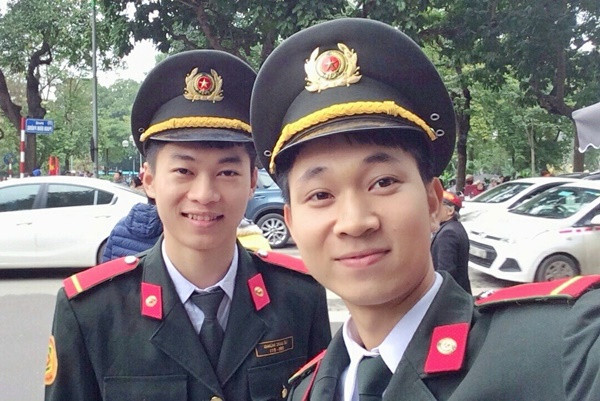 Nam cảnh vệ tên Hùng, đang công tác tại Bộ tư lệnh cảnh vệ. Không ít cô gái đã gửi lời mời kết bạn, nhắn tin làm quen và để lại bình luận khen ngợi dưới các bài đăng của anh.