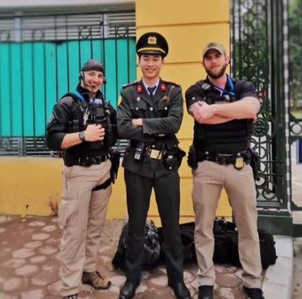 Tháng 2/2019, hình ảnh chàng cảnh vệ Việt Nam đọ dáng với 2 đặc vụ Mỹ trong khoảng thời gian diễn ra hội nghị thượng đỉnh Mỹ - Triều lần 2 (tổ chức tại Hà Nội) được chú ý. Sự nổi trội về chiều cao cùng nét đẹp trai của nam chính khiến dân mạng thích thú.