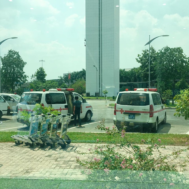 Sáng 29/2, Quỳnh Như về đến sân bay Tân Sơn Nhất. Sau khi kê khai thông tin, nữ sinh được nhân viên phụ trách đến đón về Trung tâm y tế quận 11 (TP.HCM) bằng xe cấp cứu. Cô cho hay mỗi nhân viên y tế phụ trách một nhóm nên riêng mọi người không phải ngồi chờ quá lâu ở sân bay. Quỳnh Như là người đầu tiên có mặt ở khu cách ly. Tại đây, cô được nhân viên hướng dẫn khử trùng, đi giày giẫm qua khay cồn trước khi vào bệnh viện.