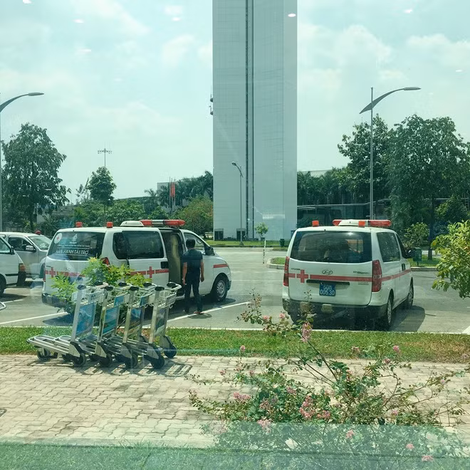 Sáng 29/2, Quỳnh Như về đến sân bay Tân Sơn Nhất. Sau khi kê khai thông tin, nữ sinh được nhân viên phụ trách đến đón về Trung tâm y tế quận 11 (TP.HCM) bằng xe cấp cứu. Cô cho hay mỗi nhân viên y tế phụ trách một nhóm nên riêng mọi người không phải ngồi chờ quá lâu ở sân bay. Quỳnh Như là người đầu tiên có mặt ở khu cách ly. Tại đây, cô được nhân viên hướng dẫn khử trùng, đi giày giẫm qua khay cồn trước khi vào bệnh viện.