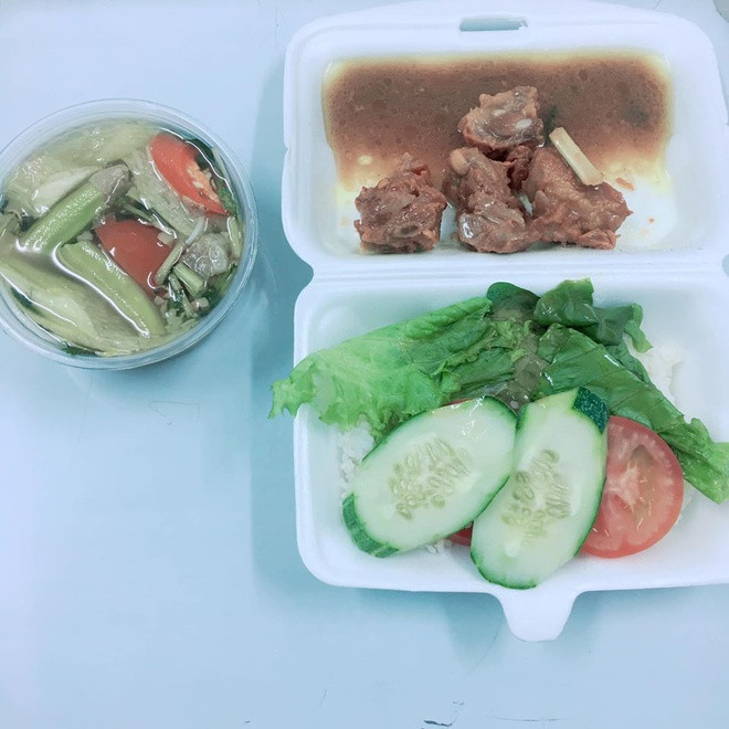 Quỳnh Như cho hay 3 ngày ở trong khu cách ly, cô được phục vụ 3 bữa mỗi ngày với thực đơn tự chọn. Nếu muốn ăn uống gì thêm, mọi người chỉ cần báo cho nhân viên y tế là được phục vụ tận nơi.