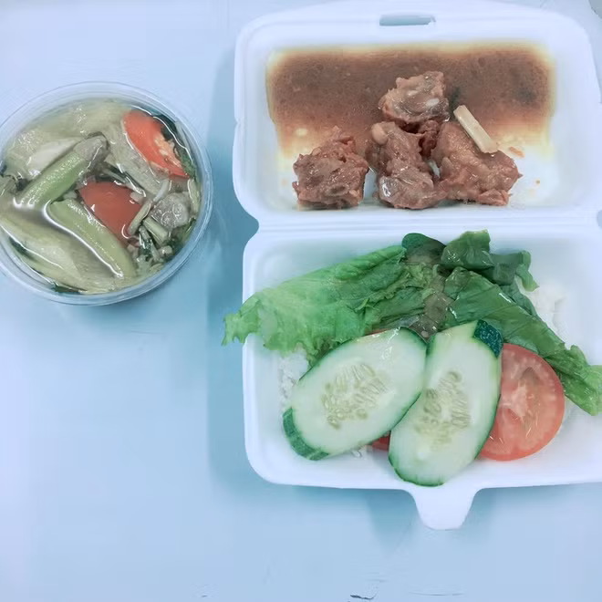 Quỳnh Như cho hay 3 ngày ở trong khu cách ly, cô được phục vụ 3 bữa mỗi ngày với thực đơn tự chọn. Nếu muốn ăn uống gì thêm, mọi người chỉ cần báo cho nhân viên y tế là được phục vụ tận nơi.