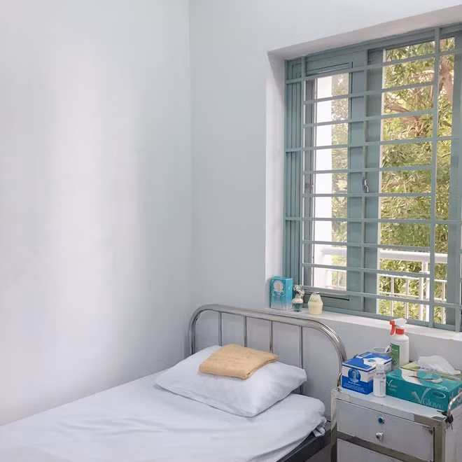 "Mọi thứ trong khu cách ly khiến mình rất ấn tượng và cảm động về sự chu đáo. Giường gối đều rất sạch sẽ. Bệnh viện còn chuẩn bị sẵn cho mình khăn tắm, bàn chải, kem đánh răng, khẩu trang, khăn giấy, bao tay, nước rửa tay... Thêm nữa, phòng mình ở có ban công và view ngắm hoàng hôn thành phố", Quỳnh Như chia sẻ.