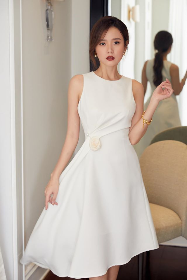 Midu là một trong những hot girl đời đầu đạt được thành công trong nhiều lĩnh vực, từ dạy học đến tham gia nghệ thuật, làm kinh doanh.