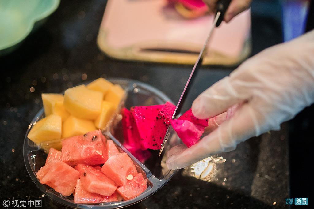 Hơn nữa, hoa quả gọt sẵn rất dễ bị hỏng, biến chất nếu không ăn ngay.