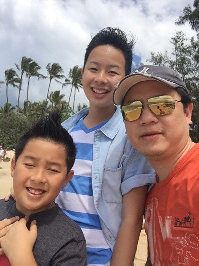 Được biết, Bobby Phước Trần đã trải qua một đời vợ, có hai người con trai và hiện đang làm bố đơn thân. Do thường xuyên phải ra nước ngoài công tác, khi về nhà, vị đại gia dành hết thời gian cho gia đình. Video: Đại gia Đà Nẵng mua xế 7 tỷ tặng vợ. Nguồn: VTC1