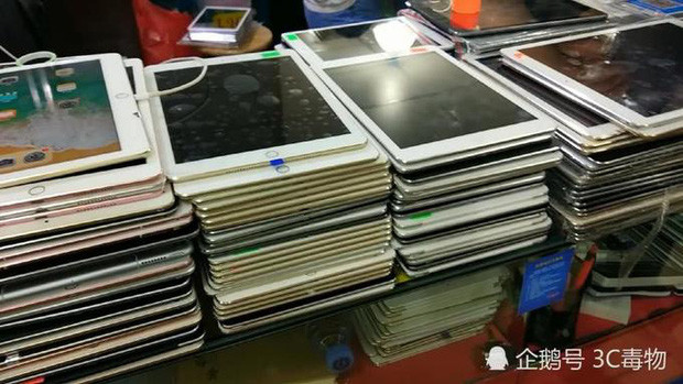 Ngoài điện thoại di động, khách tới chợ Hoa Cường Bắc còn thấy được cả núi iPad và các dòng tab cảm ứng với đủ loại chất lượng được bọc trong túi nilon đặt trực tiếp tại quầy. Ảnh: 163. Video: Sữa ong chúa, nhau thai cừu: 50% là hàng giả. Nguồn: VTC14