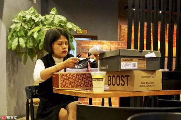 Tại đây, không khó để mua một đôi giày gắn mác Nike hay Adidas với mức giá chỉ vài trăm nghìn đồng. Chúng được bày bán la liệt và công khai trên phố. Ảnh: Cgtn.