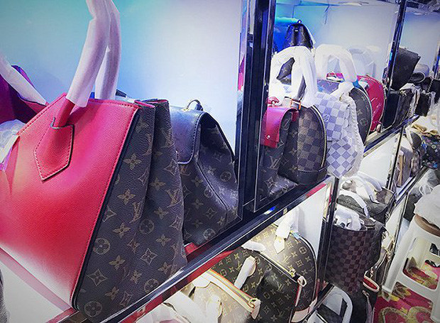 Hầu hết, các thương nhân ở đây đều bán sản phẩm loại A (tức là hàng giống với hàng hiệu nhất, hoặc có điều chỉnh đôi chút, cả chất liệu da và các chi tiết khác có thể tìm ra được sai sót nhỏ) với giá từ 900.000 - 3 triệu đồng. Ảnh: SCMP.