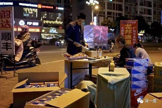 Thông thường, hàng giả chất lượng kém có thể nhận ra trong nháy mắt. Nhưng đối với giày giả ở Phủ Điền, người ta lại mơ mơ hồ hồ, đôi lúc nhìn giống giả nhưng cũng rất thật. Ảnh: Cgtn.