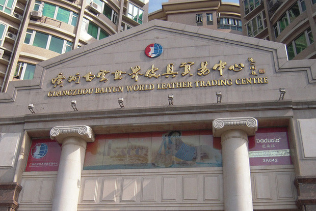 Trong khi đó, Quảng Châu là nơi sản xuất túi hiệu giả nhiều nhất. Trong đó, chợ đồ da Bạch vân (ở Tam Nguyên Lý, thành phố Quảng Châu) nổi tiếng với hàng nghìn cửa hàng bán đủ đồ da hàng hiệu nhái. Ảnh: SCMP.