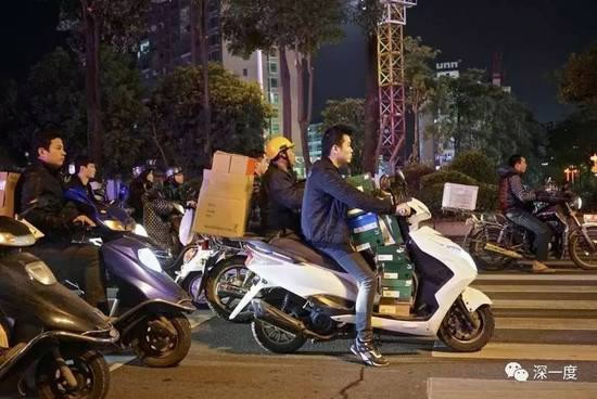 Những đôi giày nhái được rao bán trên mạng có giá rẻ bằng một nửa sản phẩm chính hãng. Bao bì, nhãn mác trên mỗi đôi giày đều được sản xuất chỉn chu y hệt hàng thật. Ảnh: Cgtn.