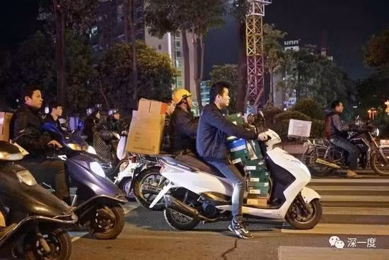 Những đôi giày nhái được rao bán trên mạng có giá rẻ bằng một nửa sản phẩm chính hãng. Bao bì, nhãn mác trên mỗi đôi giày đều được sản xuất chỉn chu y hệt hàng thật. Ảnh: Cgtn.