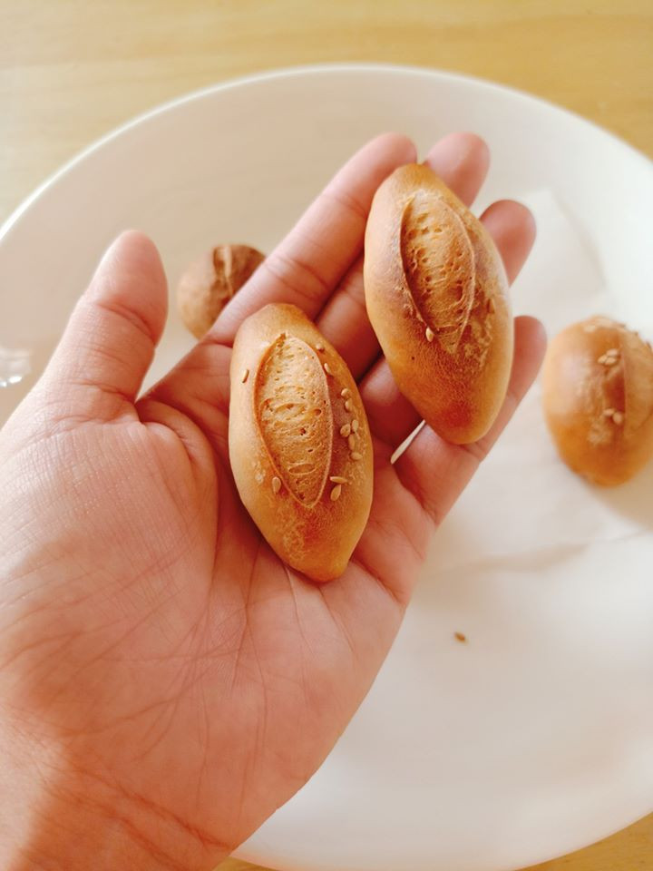 Với trọng lượng từ 15-20g, chiếc bánh mì mini này nhỏ hơn nhiều so với bánh mì thông thường.