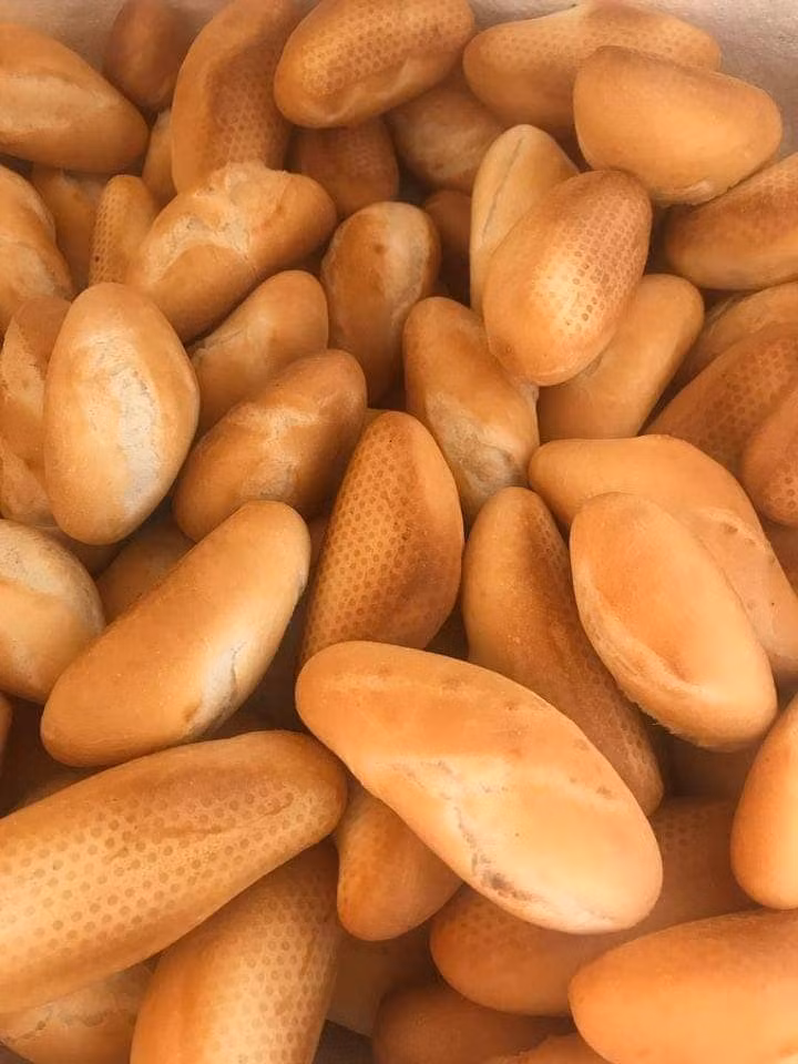 Lý giải về độ hot của chiếc bánh mì tí hon này, chị Lê (Hà Nội) cho rằng chính vẻ ngoài xinh xắn, dễ thương đã tạo nên sự hiếu kỳ không nhỏ cho mọi người. Hơn nữa, bánh ăn khá ngon, vừa miệng, giòn và đặc ruột.