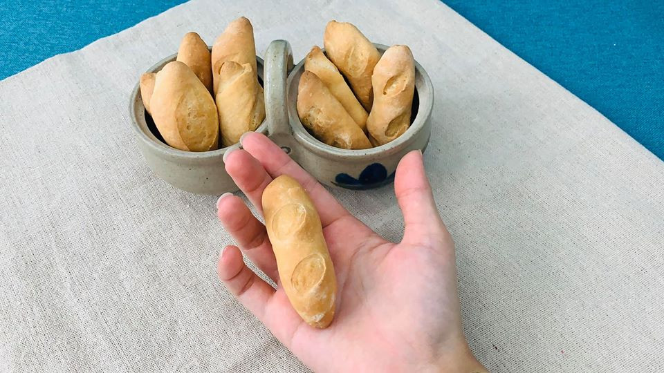 Không chỉ dừng lại ở việc mua bán, bánh mì mini còn gây sốt trong giới nội trợ. Nhiều chị em còn trổ tài làm bánh mì mini ngay tại nhà. Nguồn ảnh: Facebook.